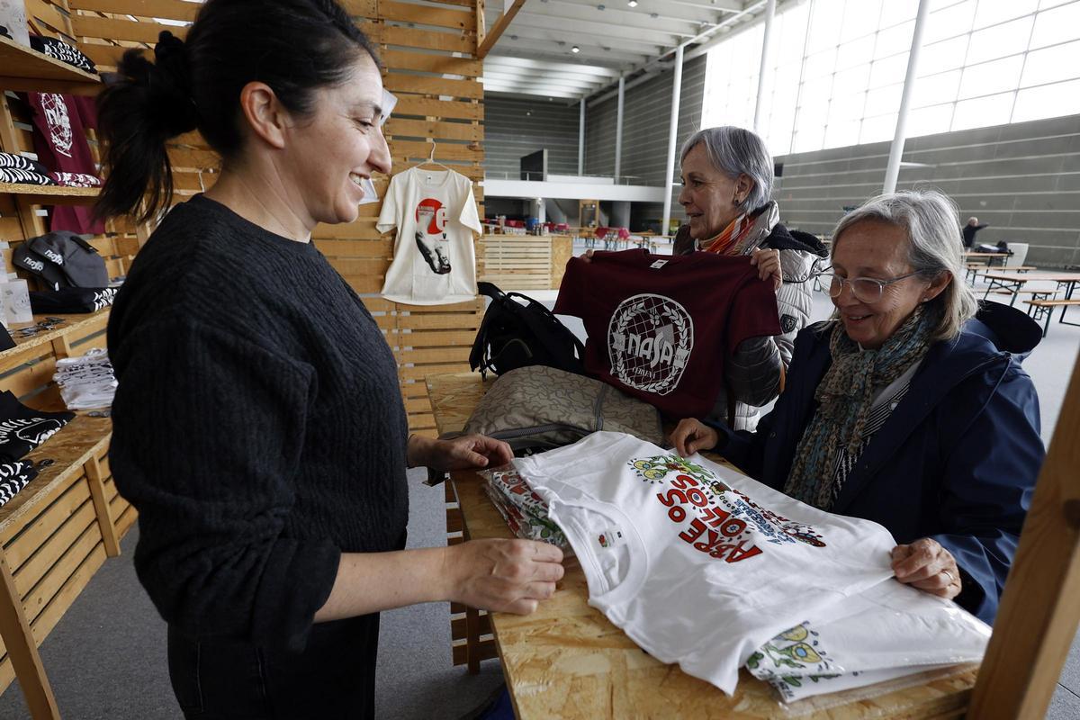 El festival se completa con música, charlas y puestos de venta.