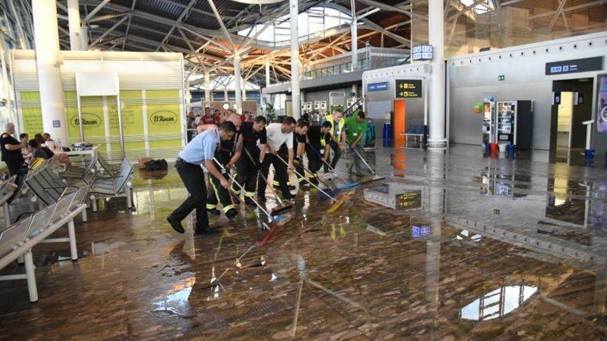 La tormenta provoca inundaciones en el aeropuerto y caídas de árboles