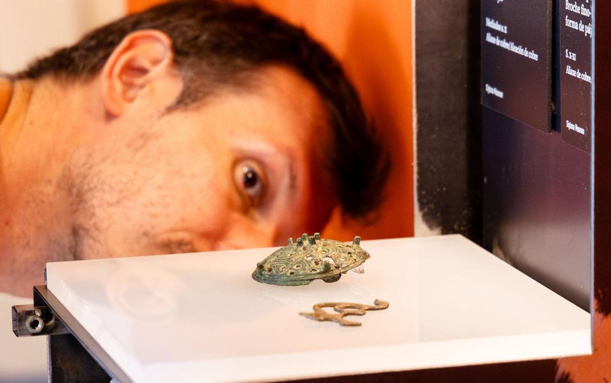 Un operario hace la medición de dos piezas de la exposición que se abre en Santiago el viernes / C.