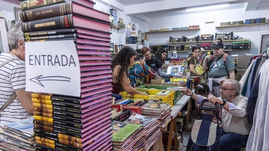 La Hormiga Poeta, el local que cada jueves abre sus puertas para regalar libros, se hace viral en redes sociales y cuenta con largas colas para poder entrar