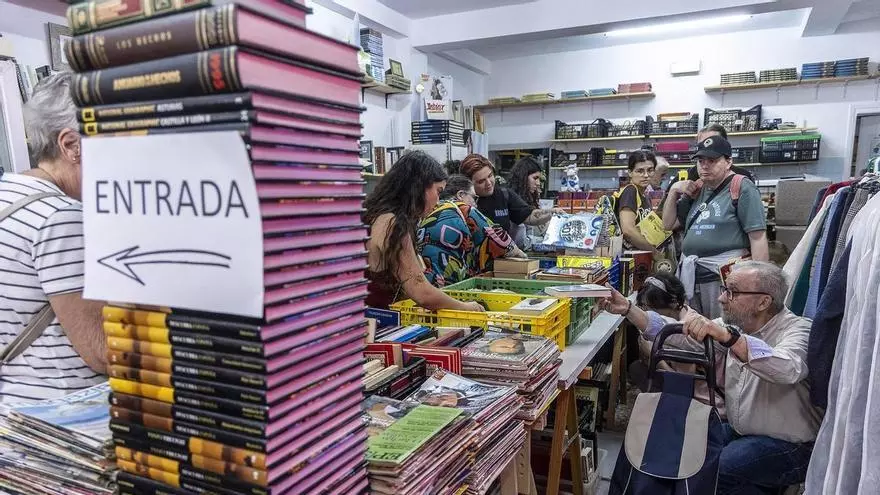 La Hormiga Poeta, el local que cada jueves abre sus puertas para regalar libros, se hace viral en redes sociales y cuenta con largas colas para poder entrar