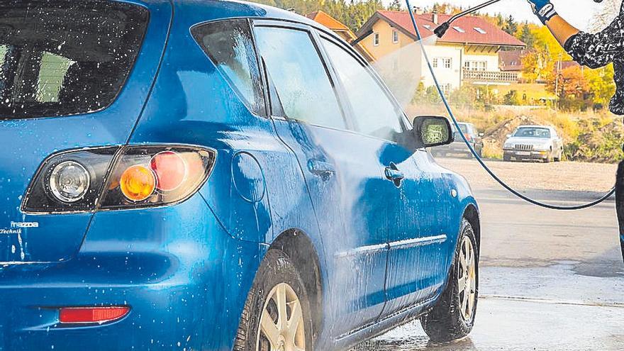 Lavar el coche con agua fría ayuda a reducir la temperatura.