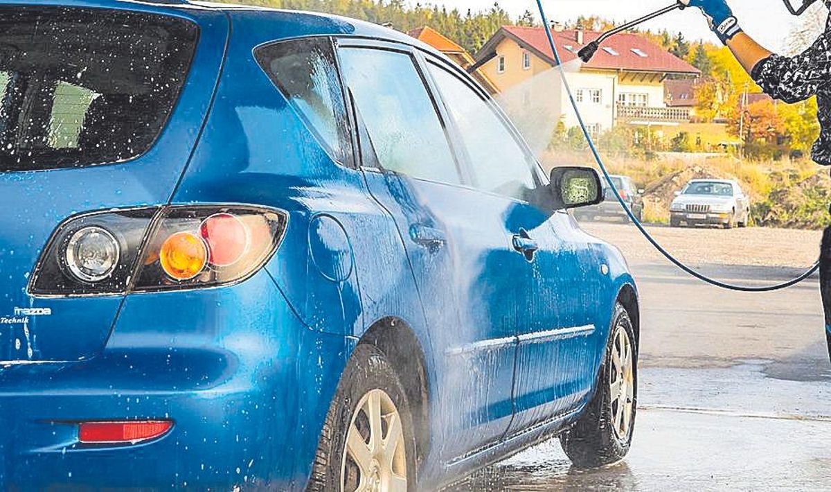 Lavar el coche con agua fría ayuda a reducir la temperatura.
