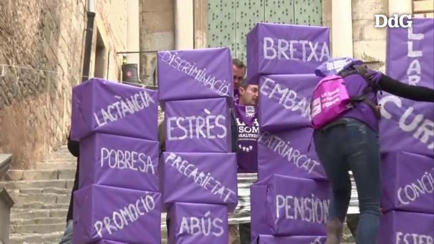 Vídeo: La UGT escenifica a Girona les dificultats de les dones al món laboral en una acció reivindicativa per reclamar igualtat