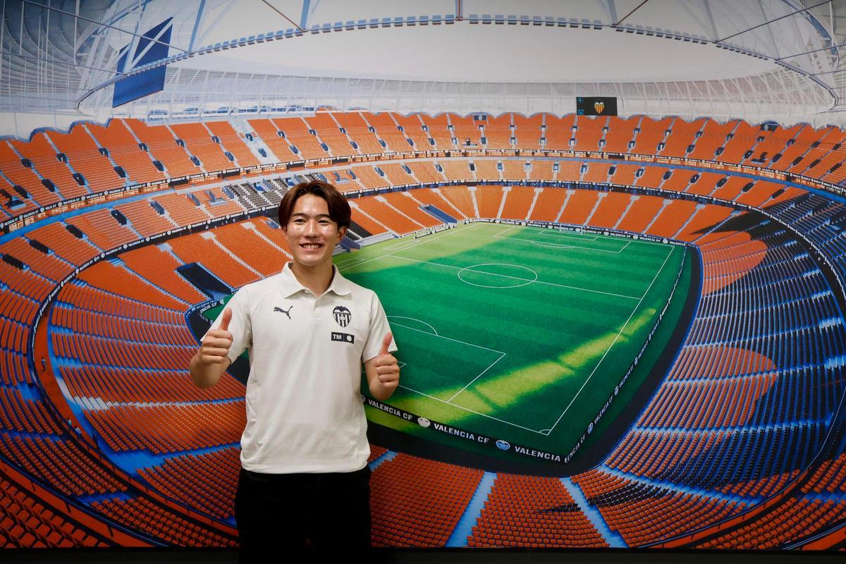 Sato posa junto a una imagen del futur Nou Mestalla