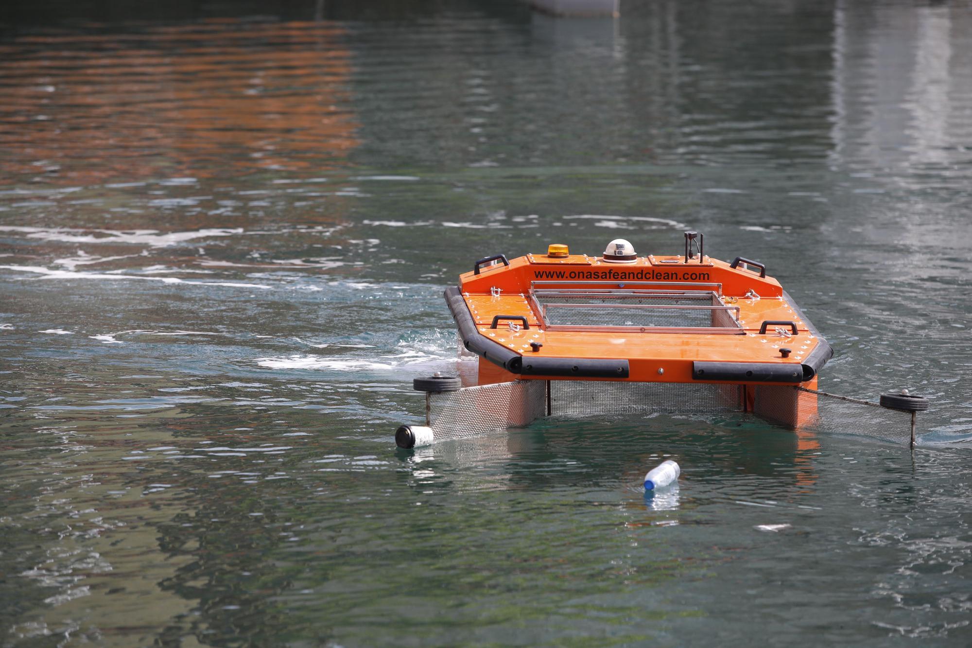 Una aspiradora para el mar: así es el dron que limpia la superficie del agua presentado en Gijón