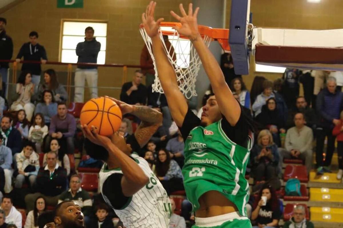 Ja' Monta Black intenta un lanzamiento.