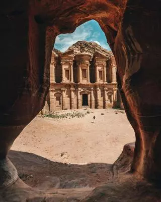 Jordania, el país donde el desierto guarda ciudades perdidas, mares imposibles y noches bajo las estrellas