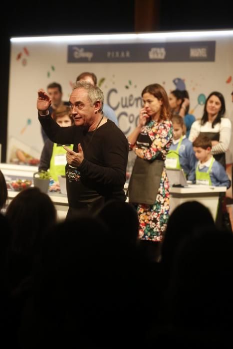 Ferran Adrià cocinando con varias familias en el centro Niemeyer de Avilés