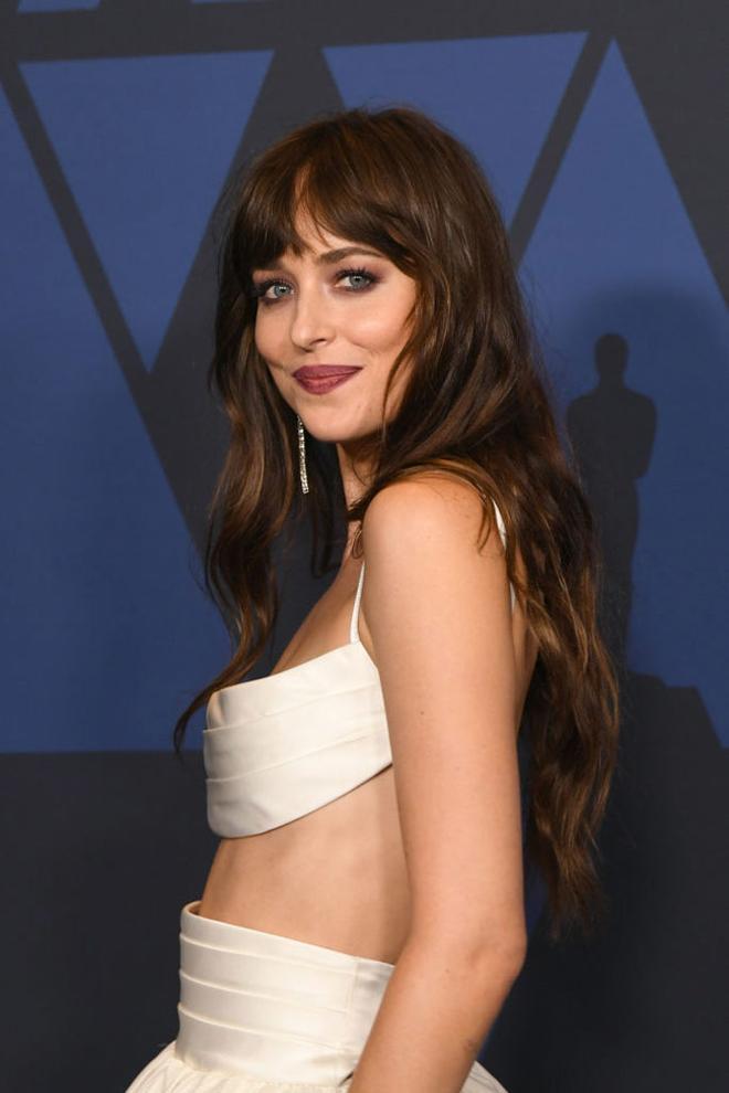 El maquillaje de Dakota Johnson en los Governors Awards 2019 con un look de Brandon Maxwell