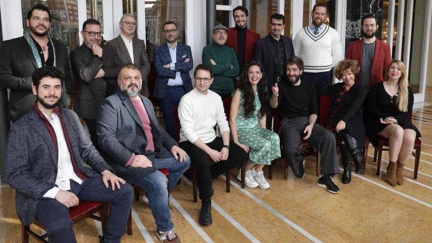 El equipo artístico de «La Gran Vía» y «Adiós a la bohemia» posa en el salón de té del Campoamor, junto a los gestores del Festival de teatro lírico español. De pie, de izquierda a derecha, Antonio Torres, Cosme Marina, Víctor Pablo Pérez, David Álvarez, Maxi Rodríguez, Néstor Galván, Ignacio García, David Lagares y Gabriel Alonso, y sentados, en el mismo sentido, Alejandro Contreras, Sandro Cordero, Alberto Frías, Vanessa Goikoetxea, Borja Quiza, Milagros Martín y Ana Ramos.