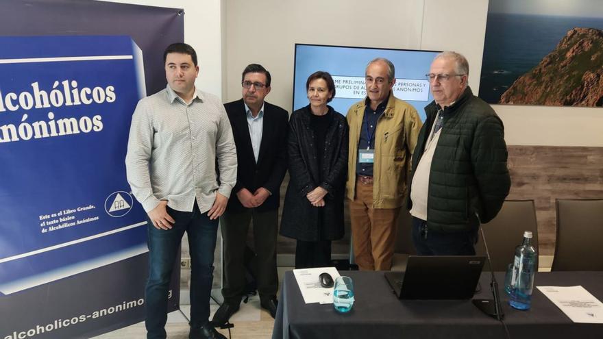 Por la izquierda, Álvaro Moro, Jorge Rodríguez, Carmen Moriyón, Luis María Villota y Ángel López, ayer, en el salón del Hotel Zentral Rey Pelayo, durante la inauguración de la conferencia nacional.