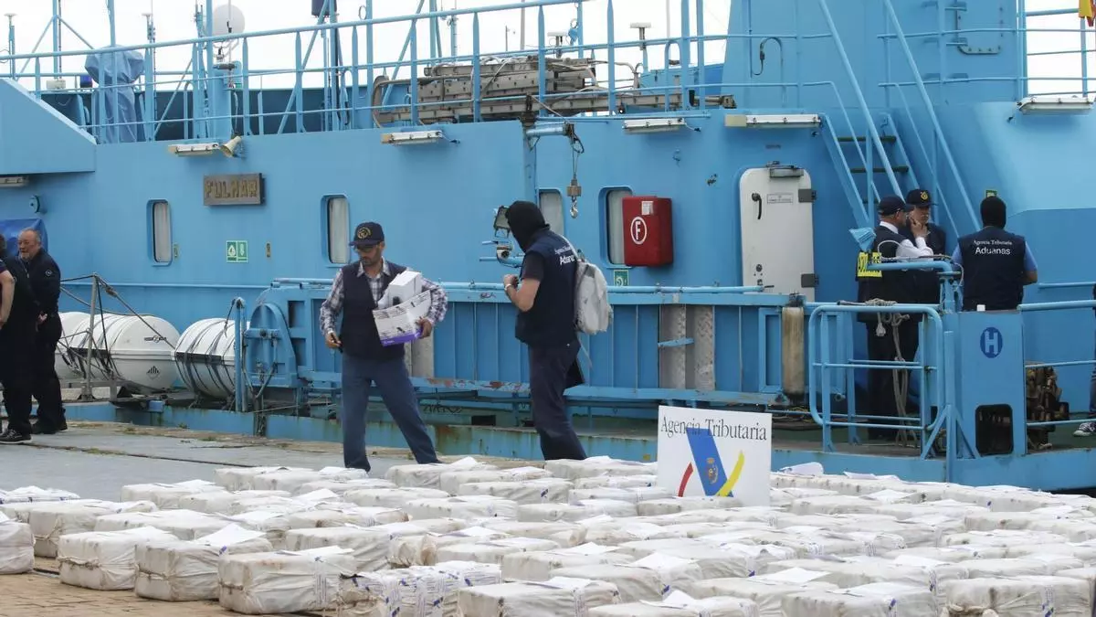 El «Gure Leire», recordatorio flotante del narcotráfico, a subasta en Vigo