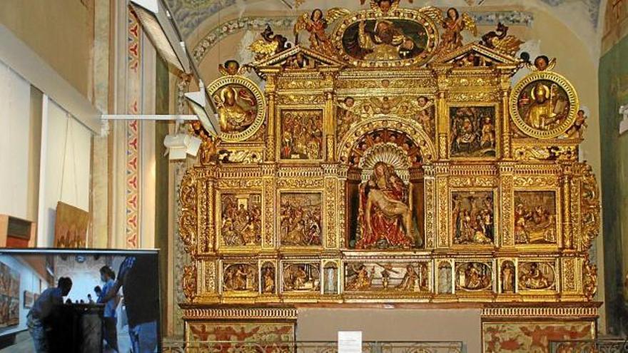 El retaule restaurat de la Pietat ahir a la capella de la Seu, on llueix amb el seu aspecte original