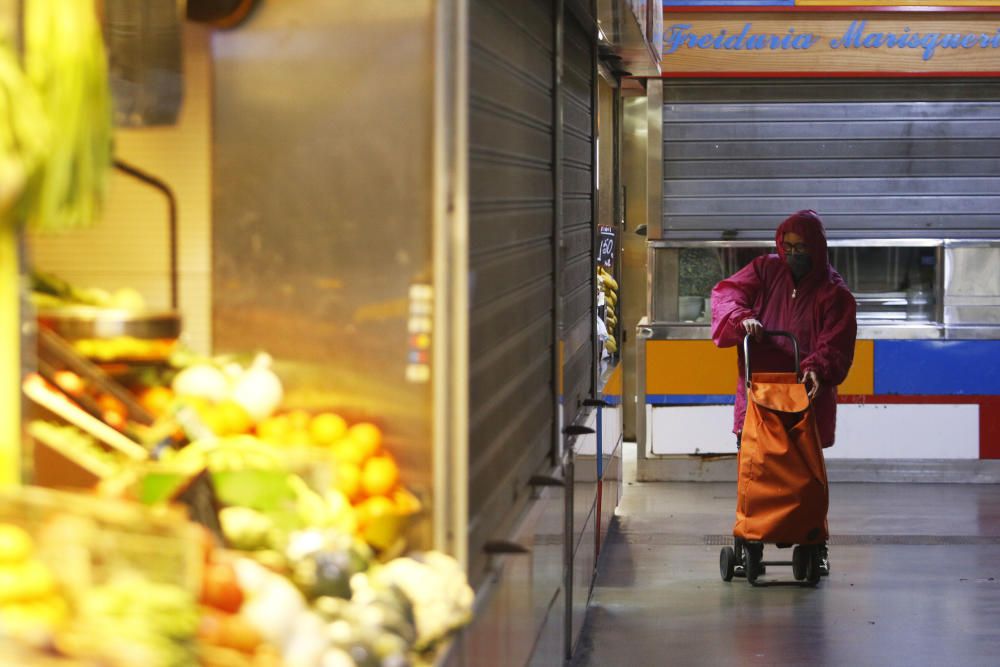 Pasan los días de confinamiento y la situación de la ciudad sigue siendo desértica. La siempre frecuentada calle Larios, la Alameda, principal vía de tráfico tanto privado como público del centro de la ciudad, y el bullicioso mercado de Atarazanas presentan durante el estado de alarma provocado por la pandemia de coronavirus una imagen inusual, acentuada por la persistente lluvia de esta semana.