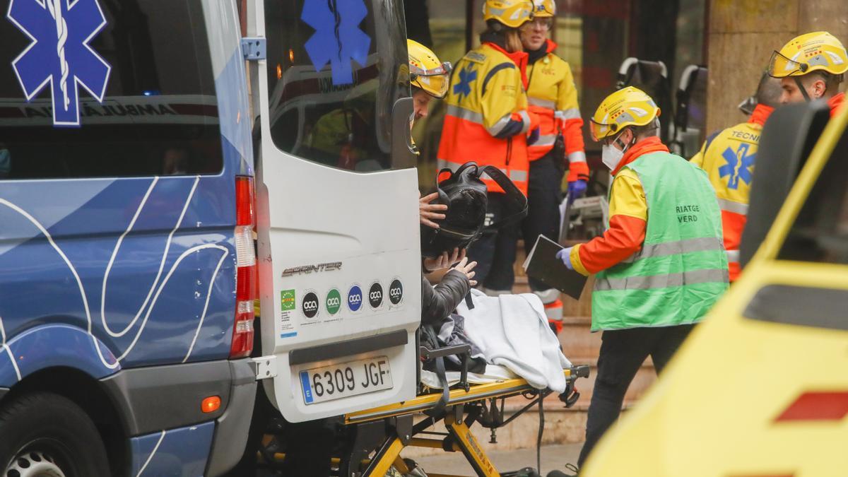 Els serveis d'emergència atenen una persona ferida en l'accident