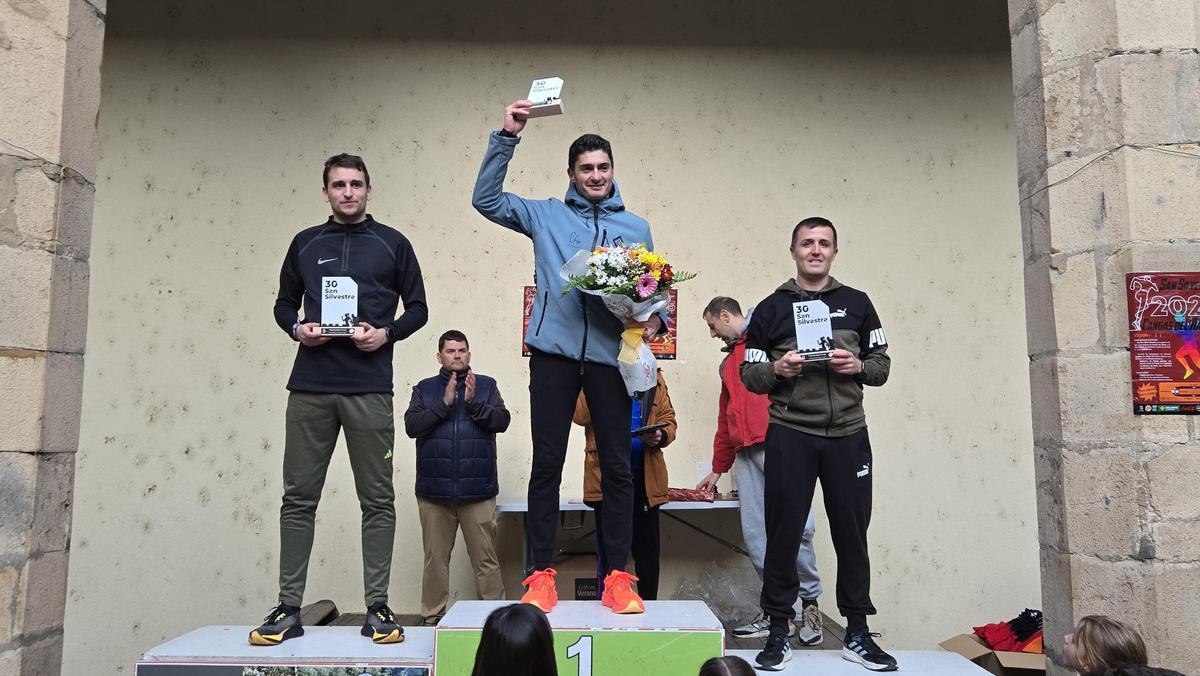 Podio masculino de la San Silvestre de Cangas del Narcea.