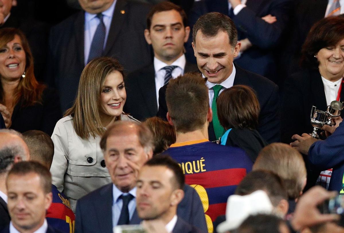Letizia Ortiz felicitando a Gerard Piqué en la final dela Copa del Rey
