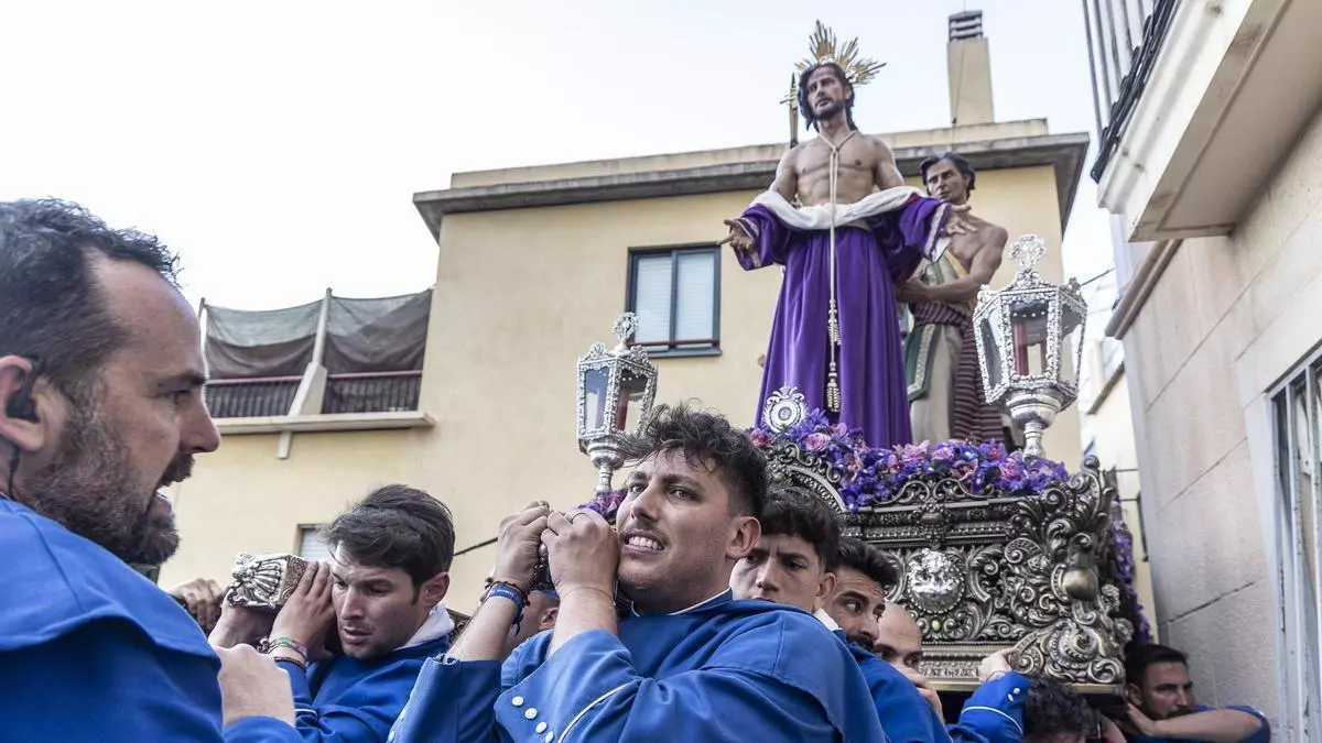 Un baño de pétalos para la Virgen del Amor y Buen Consejo