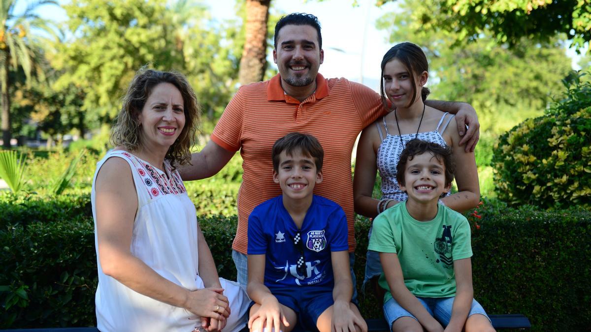 David Santos junto a su mujer y sus hijos de 11,8 y 6 años, en Plasencia.