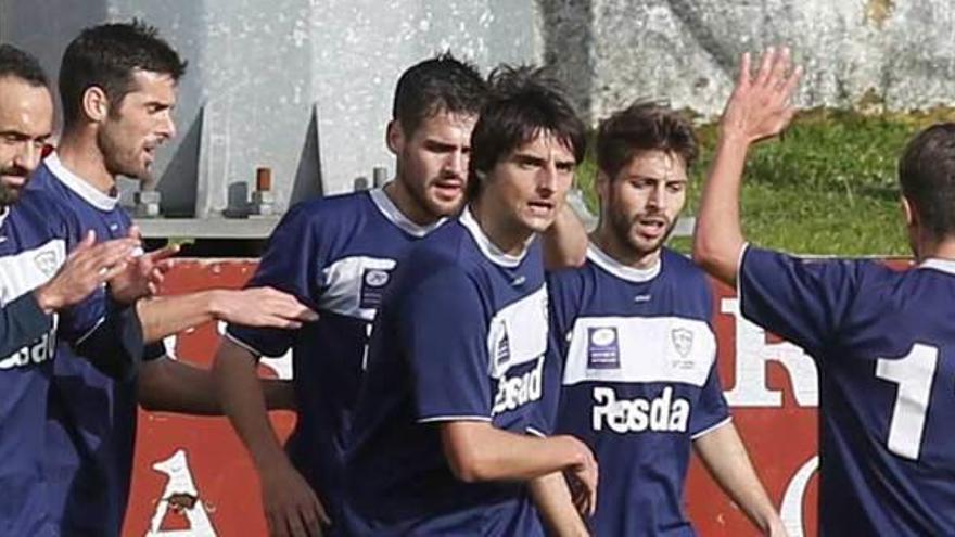 Los jugadores del Marino celebran el gol de Pevida ante el Sporting B.