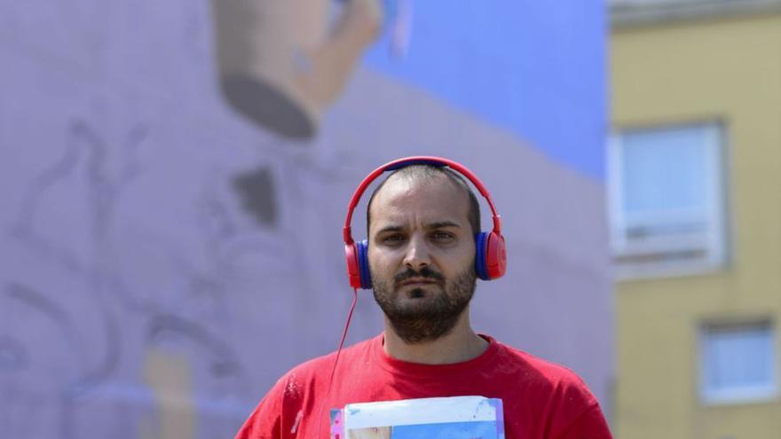 Oleiros contrata al artista Yoseba MP para homenajear a La Pirenaica con un mural en Radio Oleiros