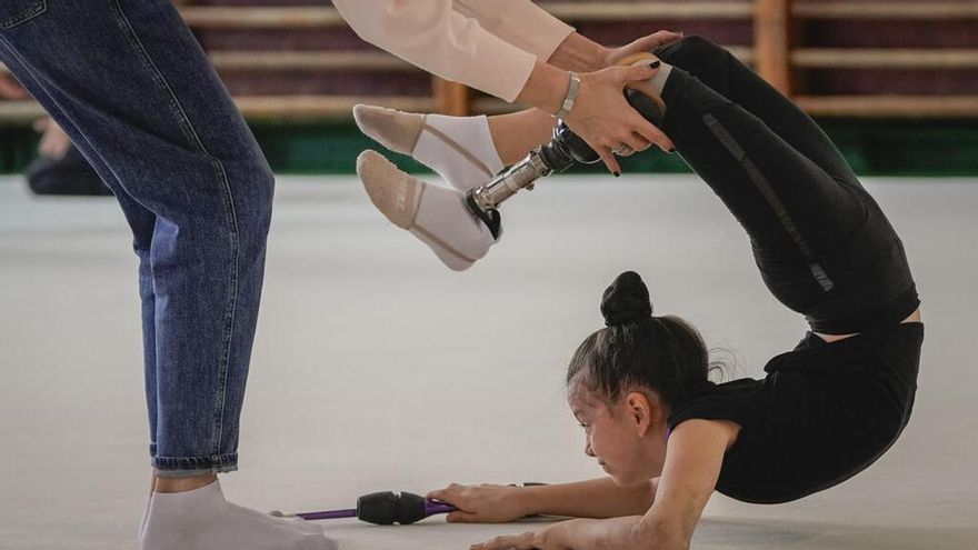 Los misiles rusos le amputaron una pierna, pero no frenaron sus saltos: la gran promesa de la gimnasia ucraniana está de vuelta