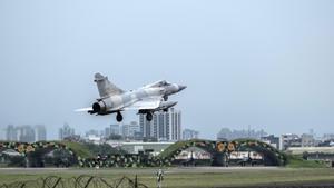 Un jet despega como parte de las maniobras militares chinas sobre Taiwán