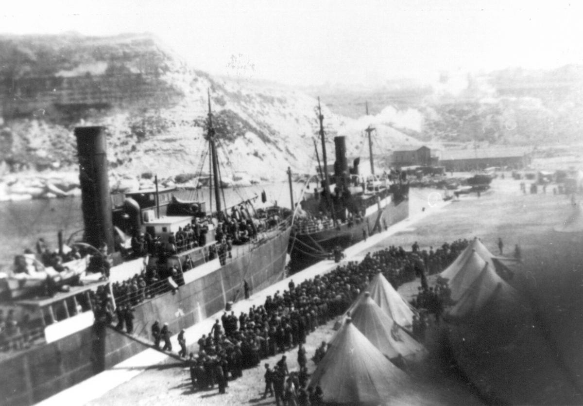 Desembarco de pasajeros sometidos a cuarentena durante dos meses en el puerto de Orán.