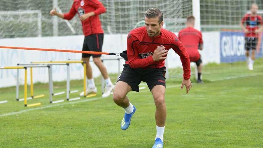 Christian Santos durante un entrenamiento con el Deportivo en Abegondo.