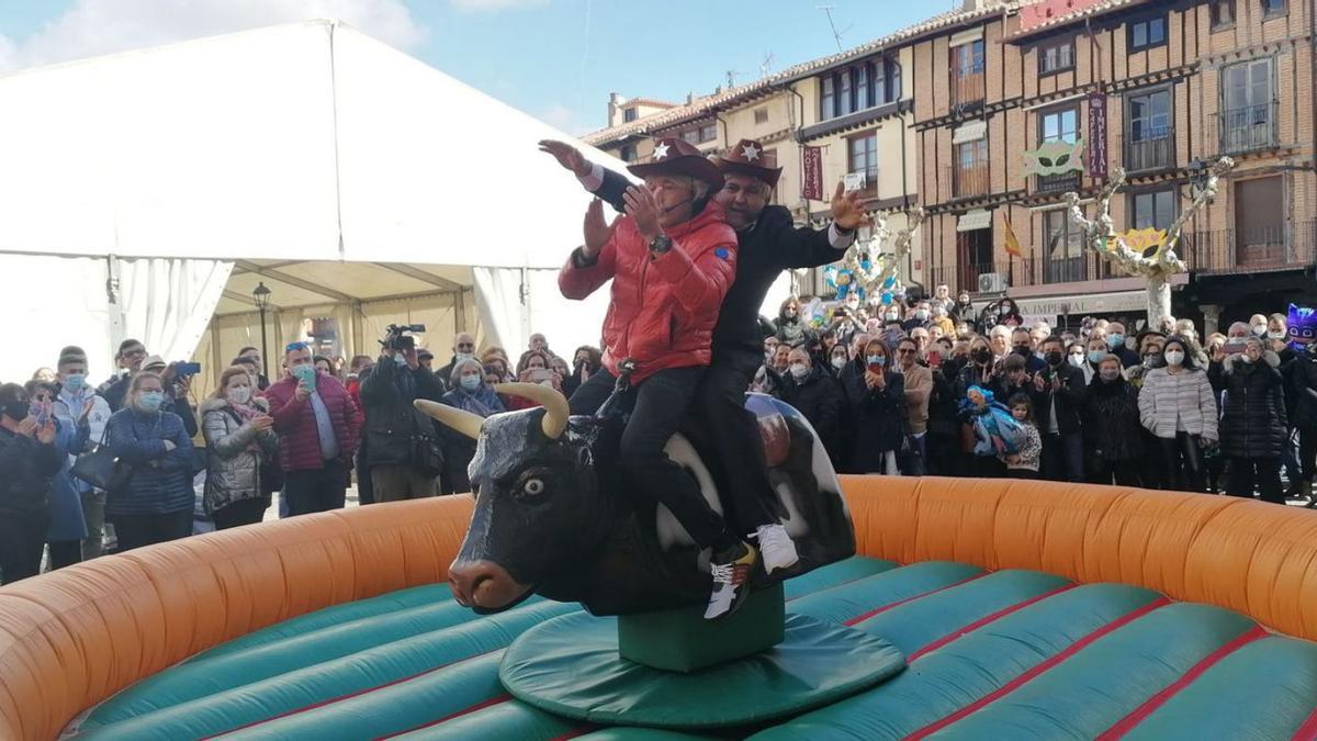 Jesús Calleja y Boris Johnson subidos en el toro mecánico durante la grabación del programa de televisión. | M. J. C.