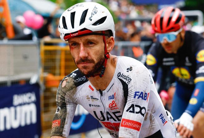 Marc Soler y Jay Vine se retiran del Giro tras una grave caída colectiva que deja a Adam Yates sin opciones