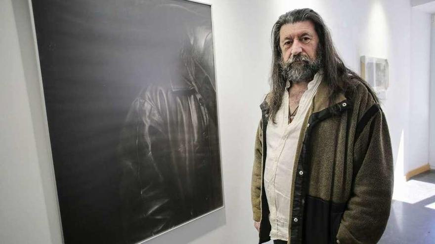 Enrique Pinín, ayer, junto a una de sus obras en la galería Decero.