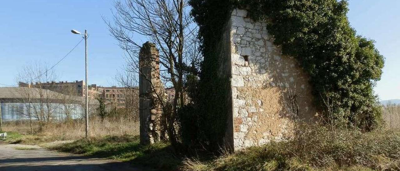 Los restos de la casa Mingarrín, con los antiguos depósitos de La Campona al fondo.