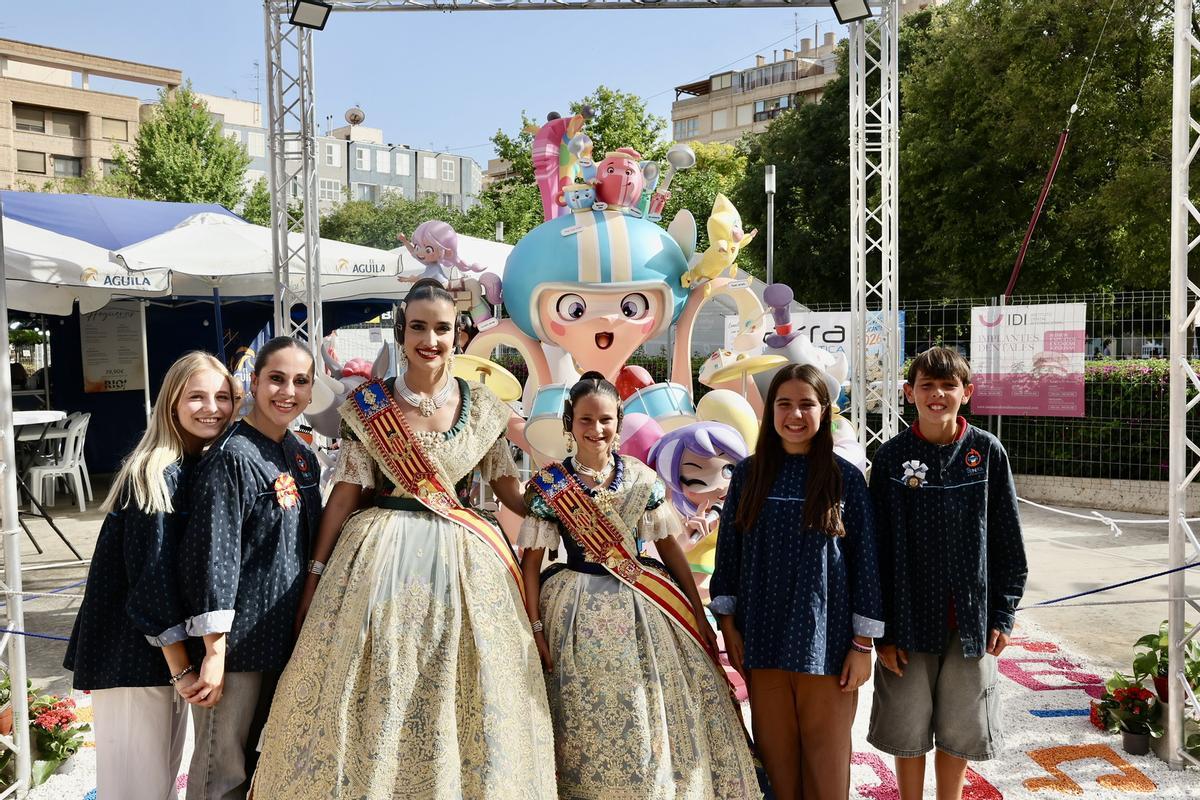 Carmen, Marta y la corte infantil visitan la hoguera Seneca-Autobusos