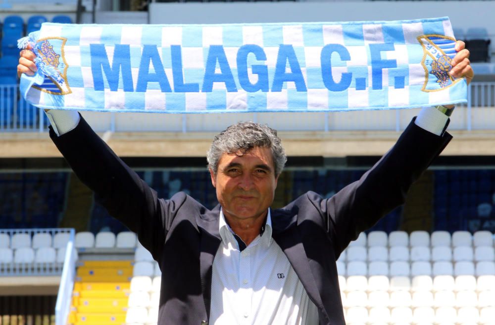 Juande Ramos regresa al Málaga CF. El jeque Al-Thani le ha acompañado en su presentación.