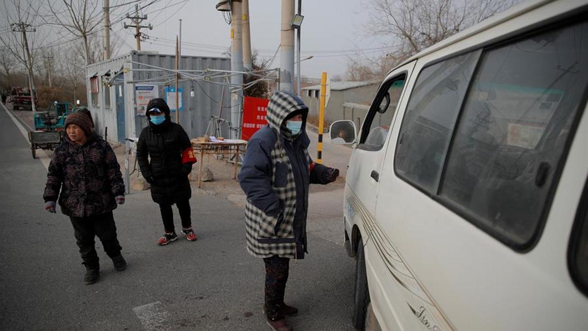 Ciudadanos chinos con mascarillas en la zona aledaña a Pekín