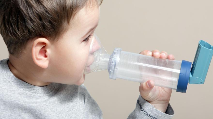 Niño con un inhalador.