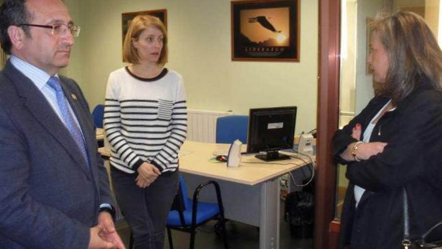 El alcalde y la delegada de Zona Franca (derecha) visitando las oficinas del vivero de empresas.  // G.N.