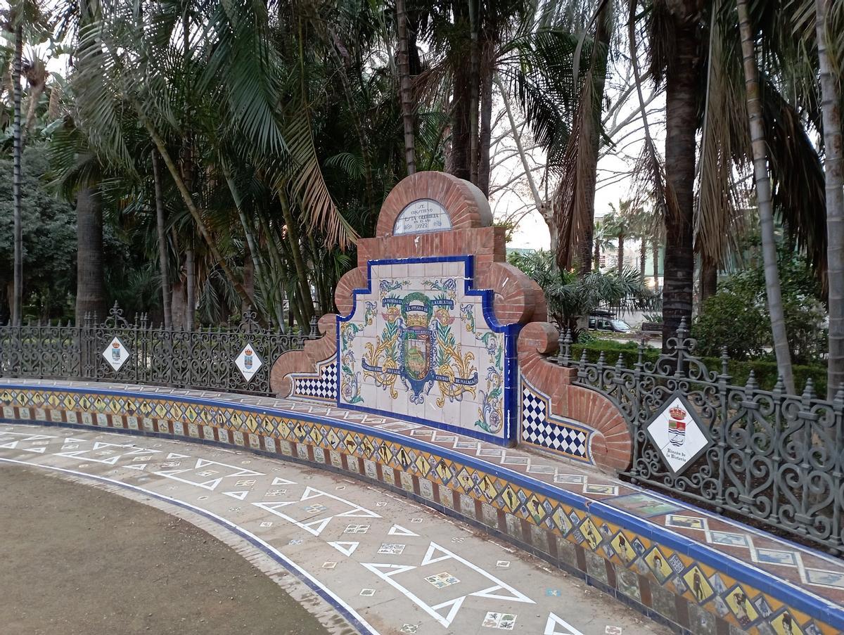 Escudo de Málaga en la Glorieta de la Provincia.