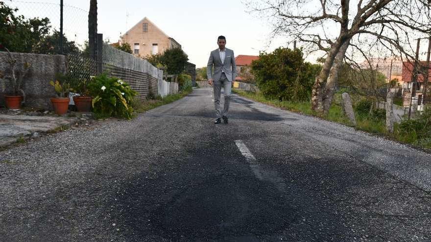 El alcalde de Ponte Caldelas, en el tramo del vial de la PO-108 que pide que se mejore. // FdV