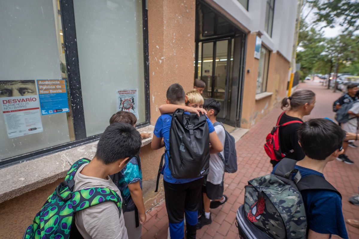 Primer día de curso a las puertas de un instituto-escuela de Barcelona, este septiembre.