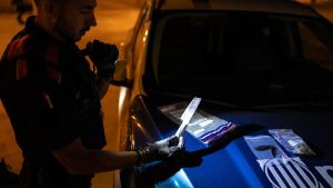Primer macrodispositivo conjunto en Barcelona para requisar armas blancas