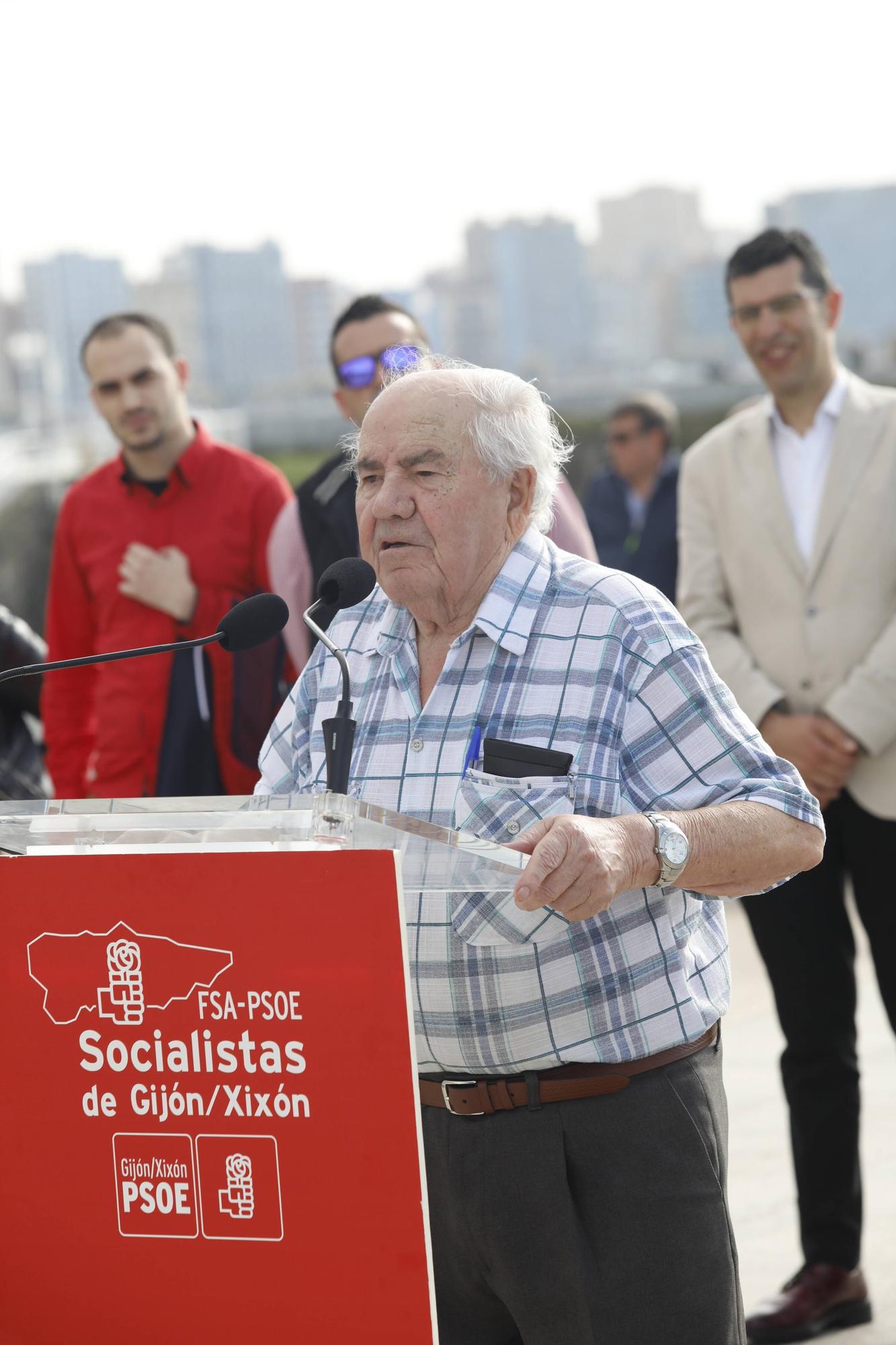 EN IMÁGENES:  Así fue el homenaje a los exiliados por la Guerra Civil y la posterior represión franquista organizado por los socialistas de Gijón junto a la estatua de "La Madre del Emigrante"