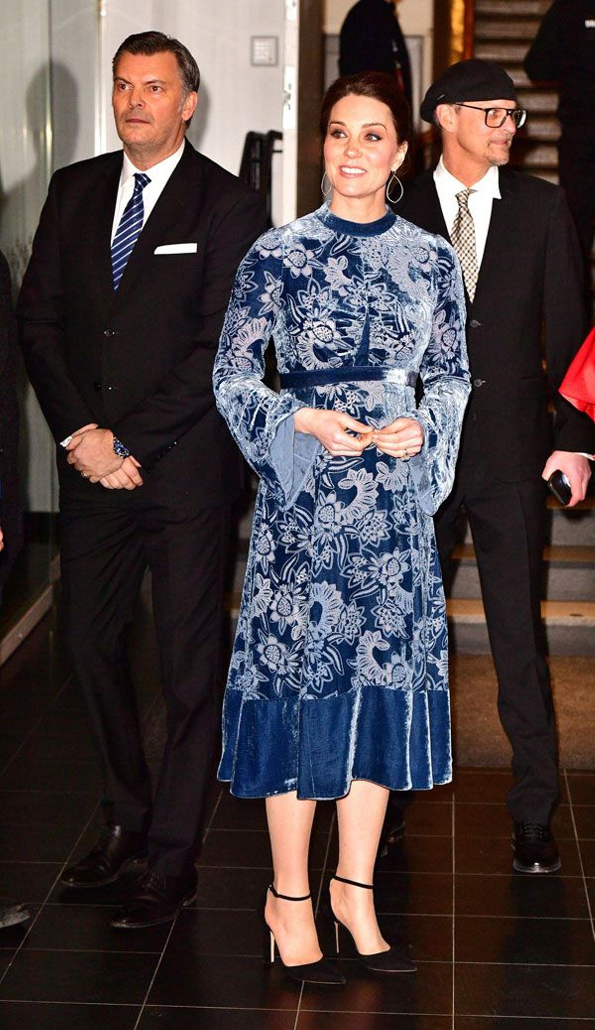 Kate Middleton con vestido azul de terciopelo de Erdem