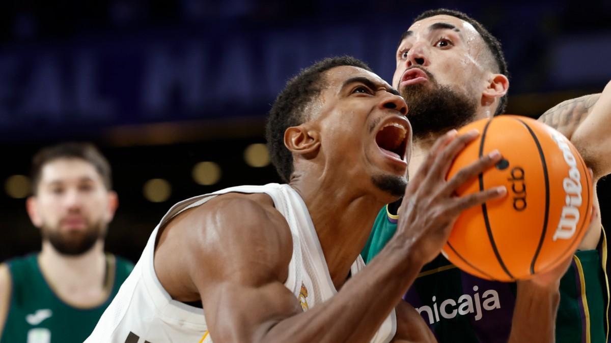 Theo Maledon, ante Chris Duarte en el Real Madrid - Unicaja de Liga Endesa