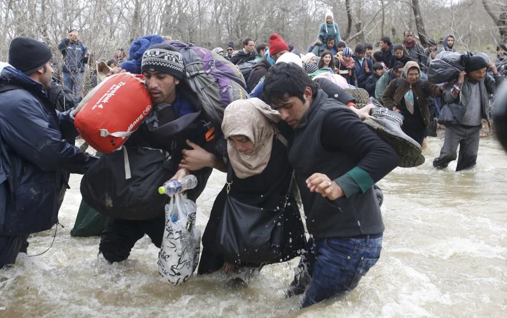 Miles de refugiados cruzan un río para acceder a Macedonia