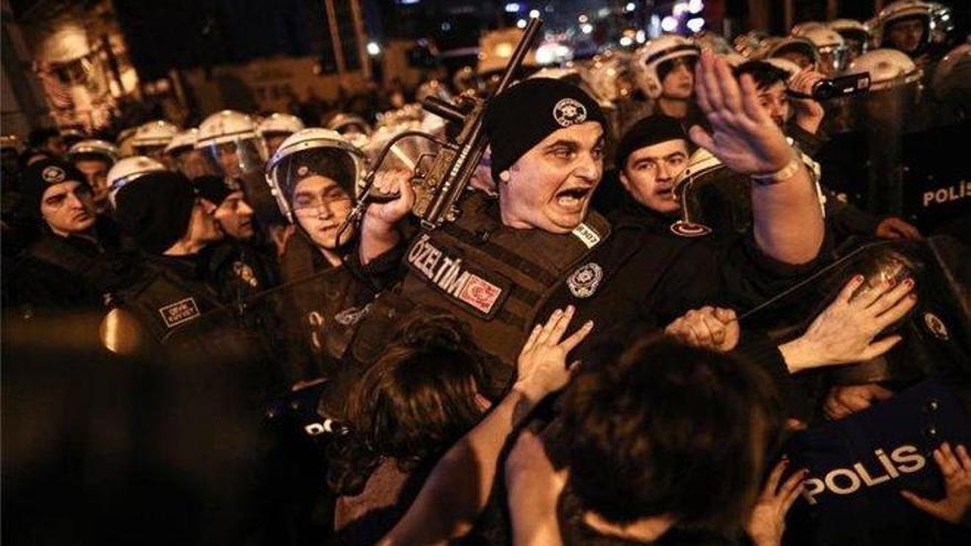 La policía de Estambul carga contra una marcha feminista por el 8-M