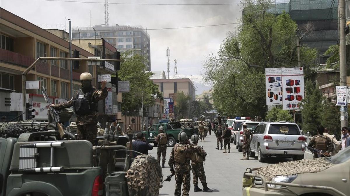 Imagen de la zona afectada por la explosión contra una ONG internacional en Kabul.