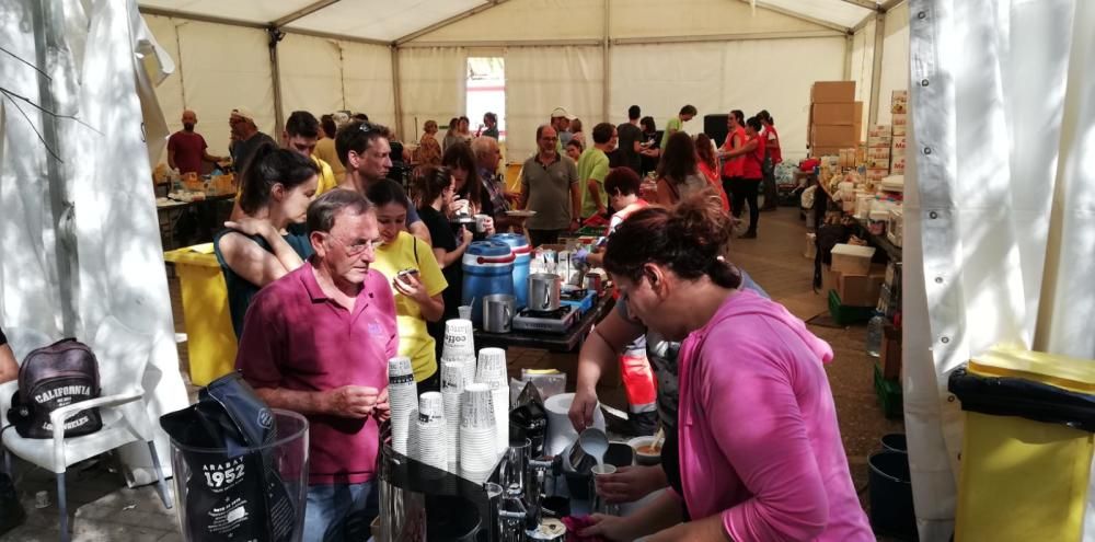 Cruz Roja distribuye comida y agua entre los damnificados de las inundaciones en el Llevant